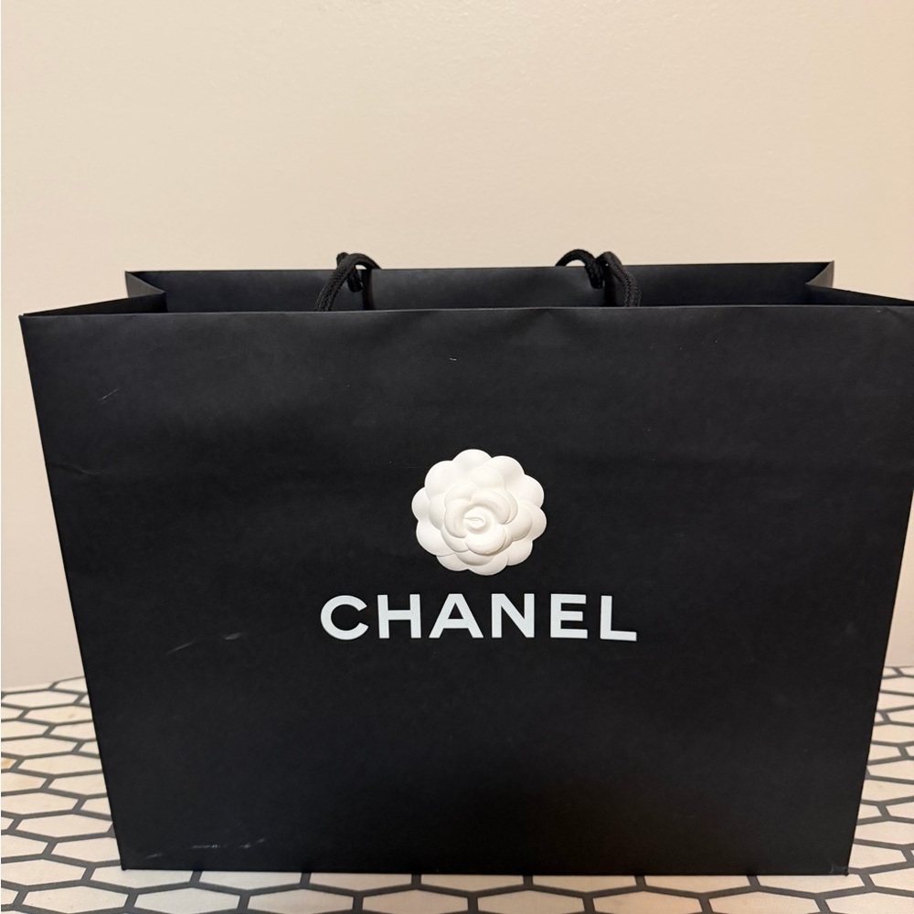 5 CHANEL Classic Black Gift paper Bags - Picture 4 of 4